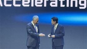 郭台銘時隔3年重返鴻海科技日，服喪期白髮現身、未致詞僅鞠躬致意，劉揚偉開場感謝其創業打底與支持。郭全程台下聽講並與劉低聲交流，畫面對比2021首屆科技日他生日駕Model E登場、宣示MIH電動車雄心，象徵精神續航再起。（圖／記者師瑞德攝影）