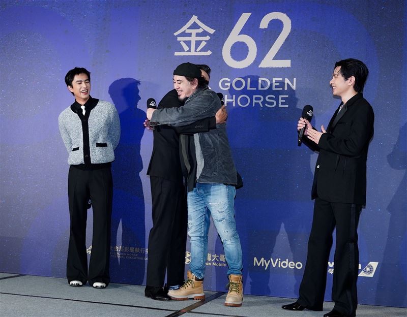 黃鐙輝是小粉絲，開心跟黃秋生抱抱。（圖／記者趙于瑩攝影）