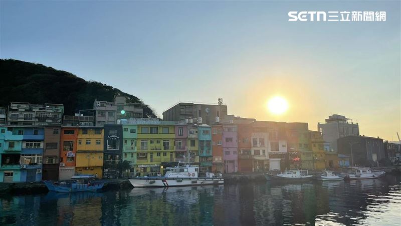 妙齡女欣賞彩色屋美景　噁工人偷拍她內褲