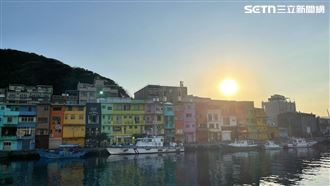 妙齡女欣賞彩色屋美景　噁工人偷拍她內褲