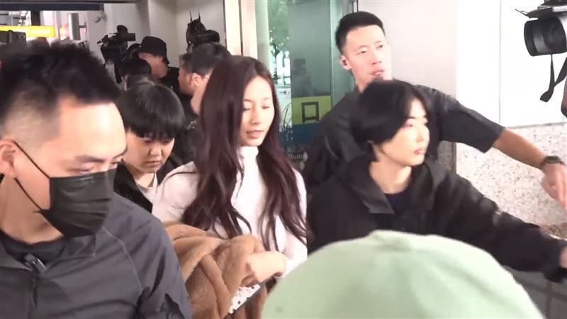 子瑜抵台了。（圖／翻攝自三立新聞台）