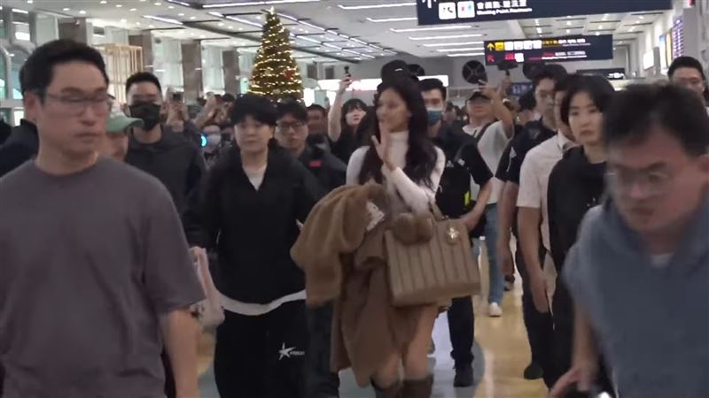 子瑜開心向粉絲揮手。（圖／翻攝自三立新聞台）