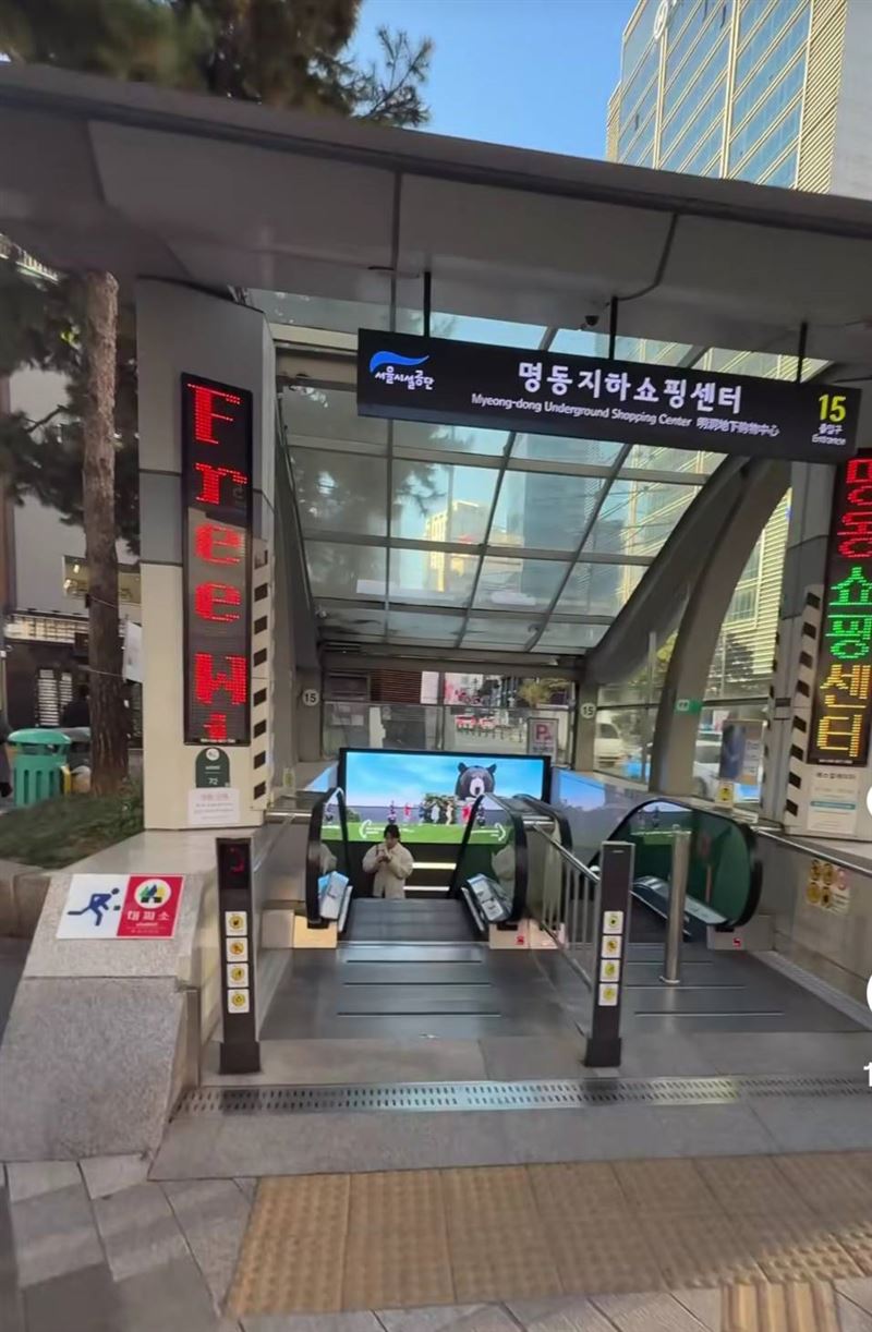 韓國地鐵也能看到金針菇拍攝的MV。（圖／翻攝自金針菇IG）