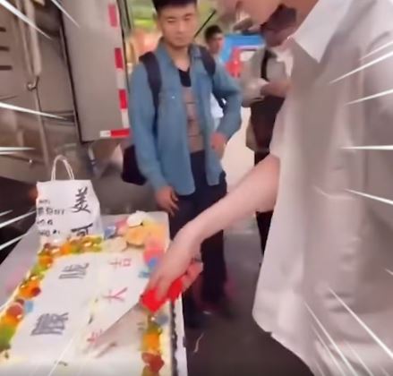于朦朧拍戲殺青時切蛋糕的畫面也曾被討論，因為蛋糕造型像花圈，讓不少人覺得非常不吉利。（圖／翻攝自Threads）