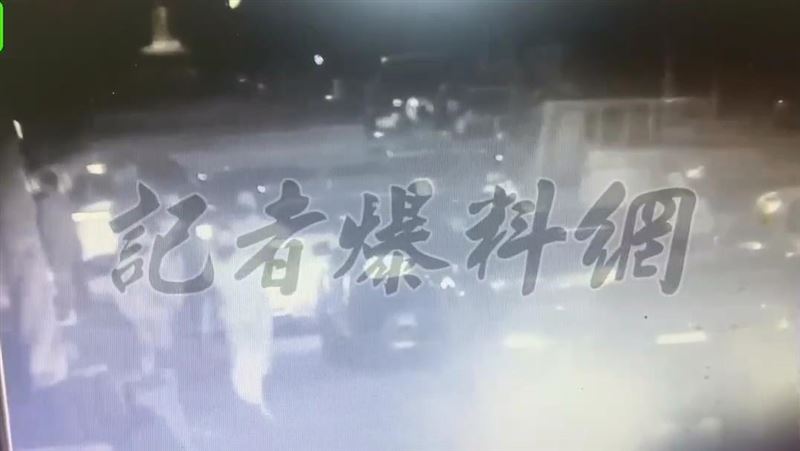 台中2男因網路口角相約談判，各自撂人到場助陣，結果警車出現，所有人落荒而逃。（圖／翻攝自記者爆料網）