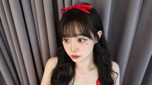 邊荷律「上帝視角」洩深溝　纖細腰身全露