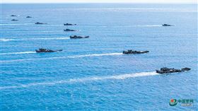 中國解放軍進行軍演，攝於2024年。（圖／翻攝自X平台 @ianellisjones）