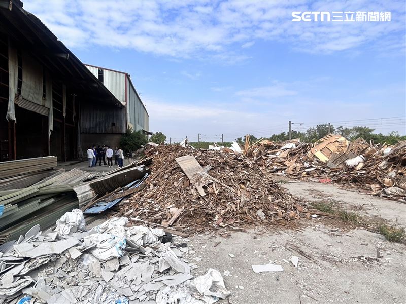 李有財父子檔於燕巢區某處，租鐵皮屋作為中繼站洗產地。（圖／翻攝畫面）