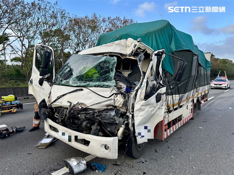 國1南下107公里新竹路段發生4車追撞車禍，小貨車駕駛受困車內，傷重不治。（圖／翻攝畫面）