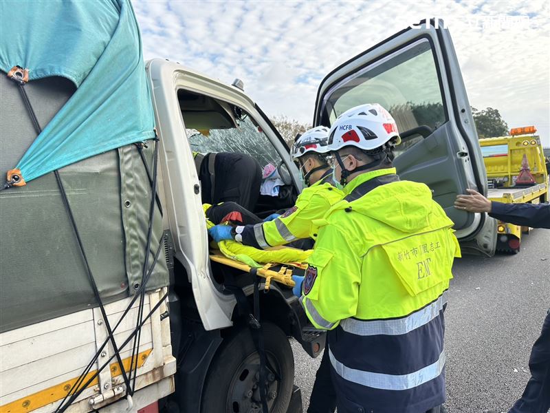國1南下107公里新竹路段發生4車追撞車禍，小貨車駕駛受困車內，傷重不治。（圖／翻攝畫面）