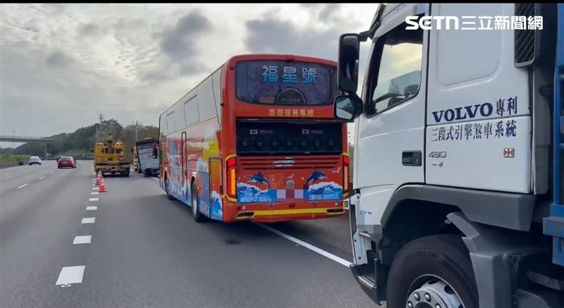 國1南下107公里新竹路段發生4車追撞車禍，造成1人死亡。（圖／翻攝畫面）