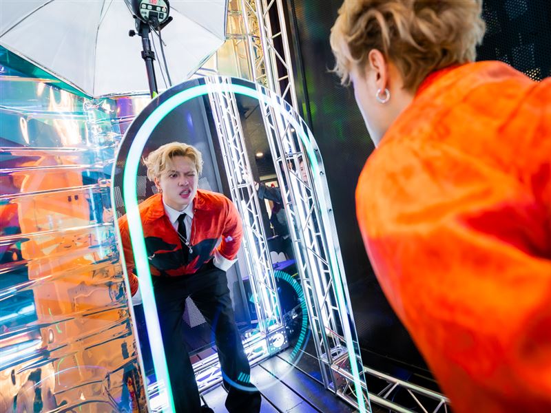 J.Sheon體驗GAMA飛炫拍貼機。（圖／品牌業者提供）