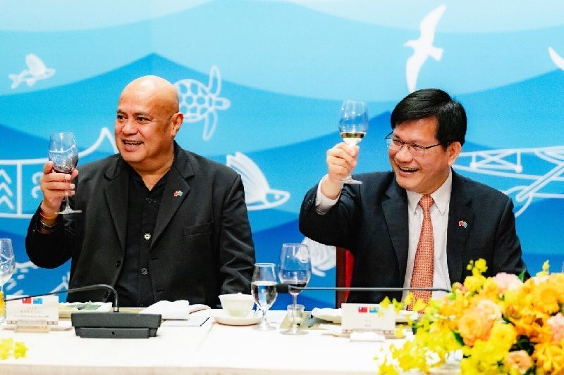 外交部長林佳龍（右）21日午宴吐瓦魯國總理戴斐立（左）伉儷國是訪問團。（圖／外交部提供）