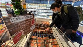 福島食品解禁衛福部食藥署21日公告「停止輸入查驗之日本食品品項別及其生產製造地區」，及發布「輸入日本特定食品應檢附輻射檢測證明向查驗機關申請查驗」，並自即日生效。圖為民眾於日式連鎖超市採買日本進口食品。中央社記者趙世勳攝  111年2月21日