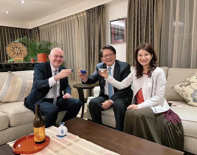 谷立言(左起)和潘孟安以清酒乾杯，展現美台共同支持日本。（圖／翻攝美國在台協會臉書）