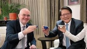 谷立言(左起)和潘孟安以清酒乾杯，展現美台共同支持日本。（圖／翻攝美國在台協會臉書）