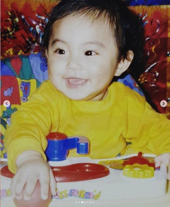 嬰兒時的周子瑜擁有無辜、像小鹿的大眼睛，對著鏡頭張嘴的模樣相當可愛。（圖／翻攝自周子瑜IG）