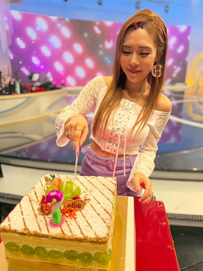 許志豪、康康驚喜幫吳申梅慶生。（圖／喜上梅梢娛樂）