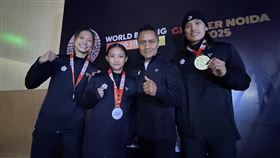 拳擊「夠無情戰隊」其實超有愛　教練柯文明帶人帶心台灣拳擊女將郭怡萱（左2）、吳詩儀（左1）、陳念琴（右1）組成的「夠無情戰隊」讓對手叫苦連天，但團隊中其實充滿愛心，尤其靈魂人物柯文明（右2）教練帶人帶心的方式，讓成員們凝聚超強向心力，成為頻頻奪下佳績的關鍵。中央社記者李晉緯新德里攝　114年11月21日