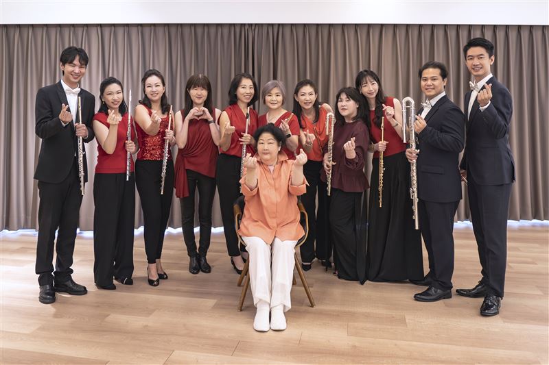 金馬獎主題曲《金馬奔騰》台灣長笛教母樊曼儂3天寫出來，1980年第17屆金馬獎開始年年傳頌，震撼感動全世界。圖為 樊曼儂與她創立的【吹笛人室內樂團】。（圖／新象提供）