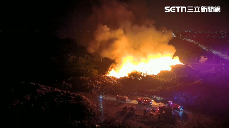 台南白河區下秀祐橋附近堆放的廢棄物發生火警，火勢一發不可收拾。（圖／翻攝畫面）