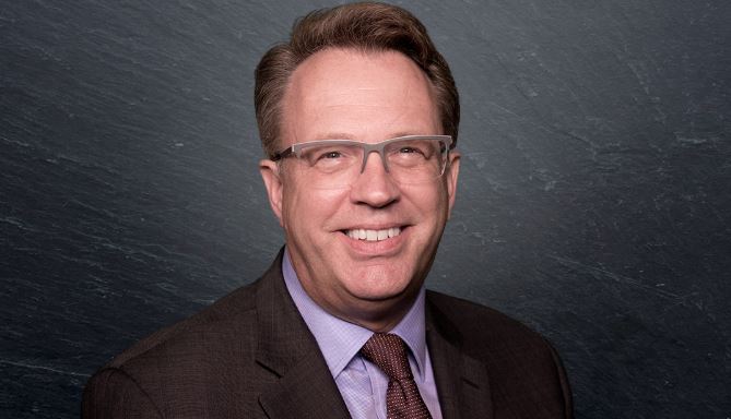 被視為「聯準會第三把交椅」的紐約聯邦儲備銀行總裁威廉斯，喊出勞動市場有風險，近期聯準會應有降息空間。（圖／翻攝自FEDERAL RESERVE BANK of NEW YORK）