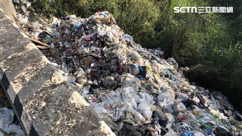 高雄田寮知名景點「月世界」遭傾倒數百噸廢棄物，引發各界關注。（圖／南市府提供）