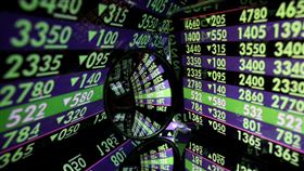 台股收26434點破季線（1）台股21日開低走低，終場收在26434.94點，跌破26470點季線關卡，下跌991.42點，為史上第6大收盤跌點，成交值新台幣5498.35億元。中央社記者謝佳璋攝　114年11月21日