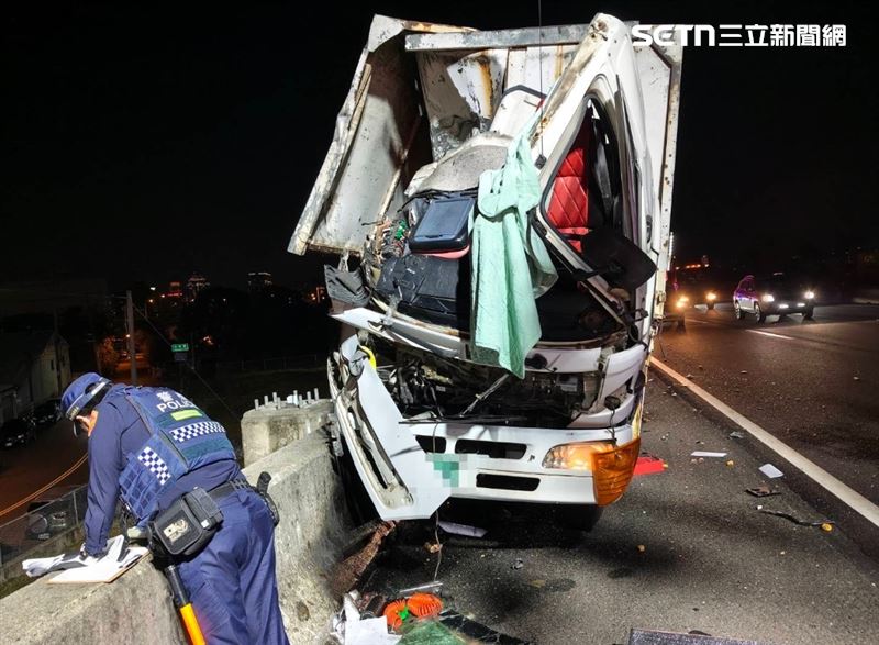 國道1號台中大雅路段發生重大車禍，大貨車乘客遭拋飛車外當場死亡。（圖／翻攝畫面）
