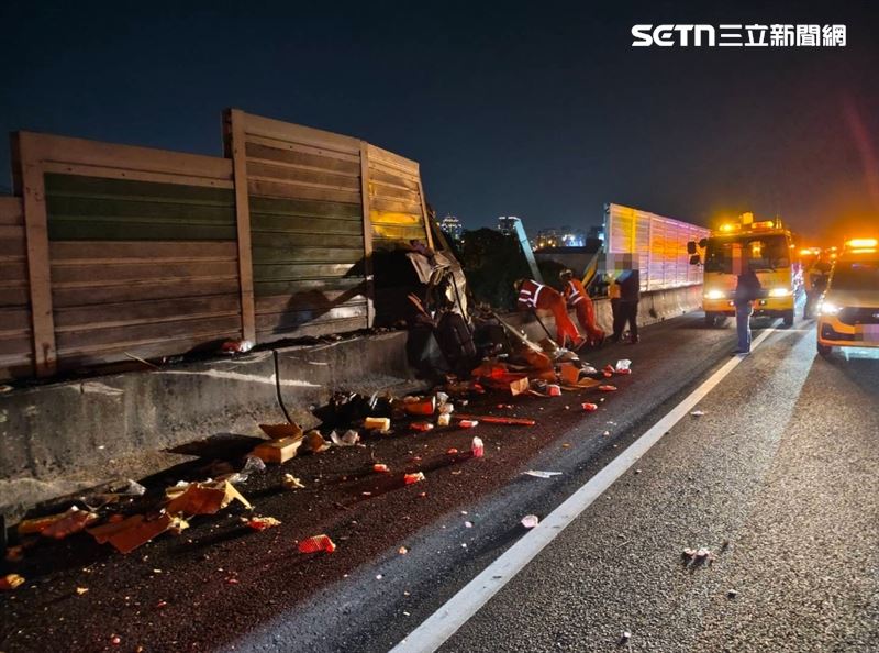 國道1號台中大雅路段發生重大車禍，大貨車乘客遭拋飛車外當場死亡。（圖／翻攝畫面）