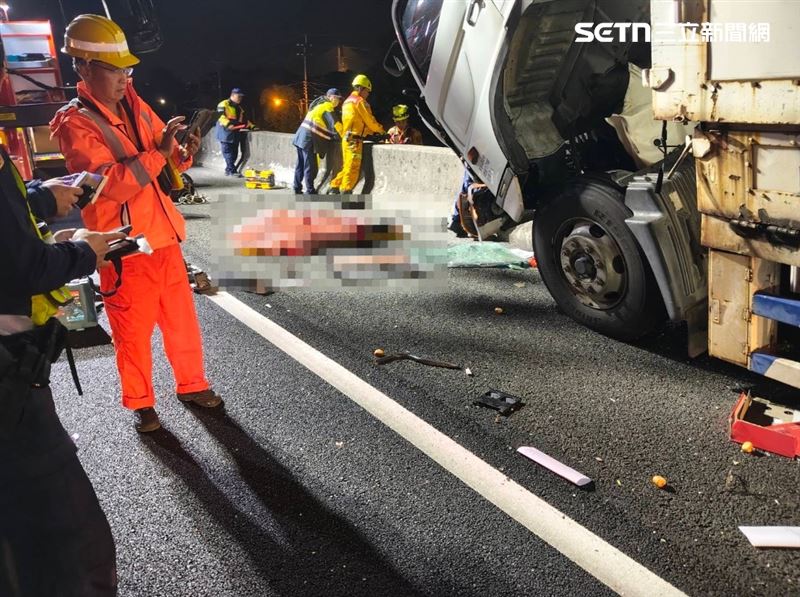 國道1號台中大雅路段發生重大車禍，大貨車乘客遭拋飛車外當場死亡。（圖／翻攝畫面）