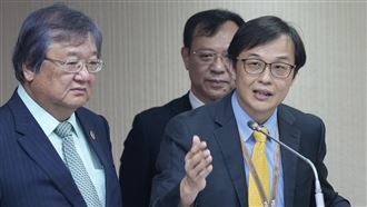 公文遭翻拍外流　食藥署：涉事人員記過調職國民黨立委王鴻薇公文遭衛福部食藥署員工翻拍發文，對此，食藥署長姜至剛（前右）14日向外界道歉，強調這是絕對不被允許的行為，涉事人員已記過、調離現職，內部將加強公文處理教育。中央社記者徐肇昌攝 114年8月14日