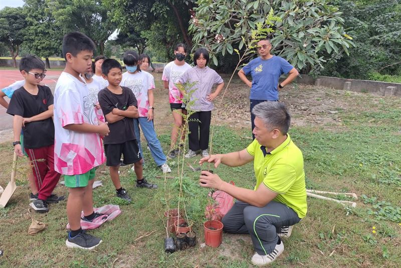 泓德能源攜手綠色冀泉與雲科大推動「綠色碳公益模組計畫」，在雲嘉南高屏多所學校進行風災後樹木復植與能源教育。（圖／泓德能源提供）