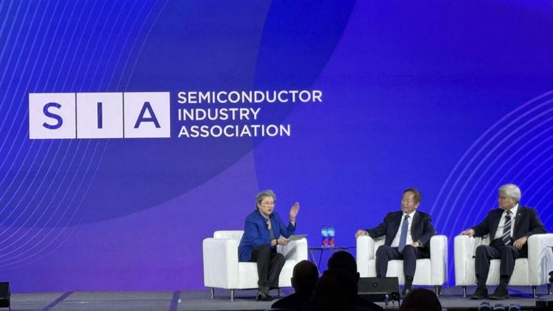 美國半導體產業協會（SIA）今天在加州聖荷西舉行羅伯特諾伊斯獎頒獎晚宴，SIA新任董事會主席蘇姿丰，劉德音與魏哲家對談，從創辦人張忠謀博士創立的台積電的成功商業模式、談到半導體人才培育。此次頒獎晚宴是多年來參與人數最多的一次。（圖／翻攝SIA Linkedin）