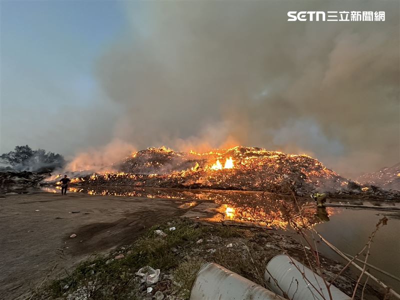 今天（22日）清晨火勢尚未撲滅。（圖／翻攝畫面）
