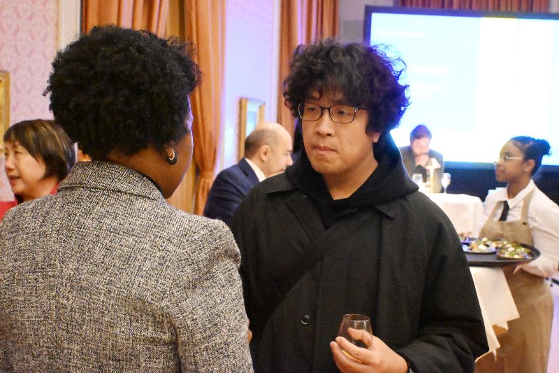 民進黨立委沈伯洋赴荷蘭海牙出席國際自由聯盟會議，與各國議員交流