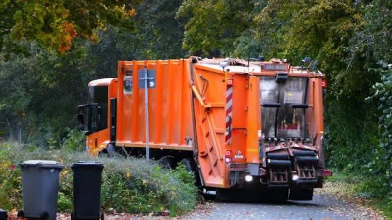 英國一名男子躲在垃圾箱取暖，卻意外被垃圾車壓縮機輾壓，不幸重傷身亡。（示意圖／翻攝自Unsplash）