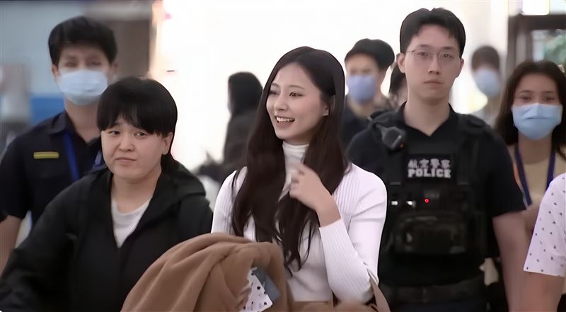 子瑜步出小港機場，開心向上千名粉絲揮手。（圖／翻攝自三立新聞台）