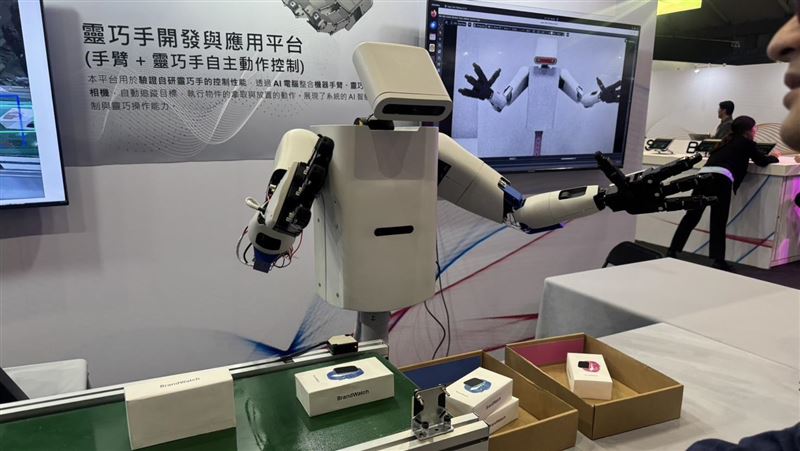 鴻海已完成了第一支靈巧手的開發，它採用關節直驅設計，具有4根手指，16個自由度，重量僅1公斤，卻能承載5公斤重量的東西。（圖／記者余國棟攝影）