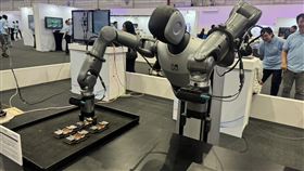 AI在虛擬環境中進行強化學習，不斷嘗試不同的組裝方式，摸索出最順的動作與最短的組裝時間。訓練完成後，成果直接同步回真實產線，讓機器人一上線就能精準作業。（圖／記者余國棟攝影）