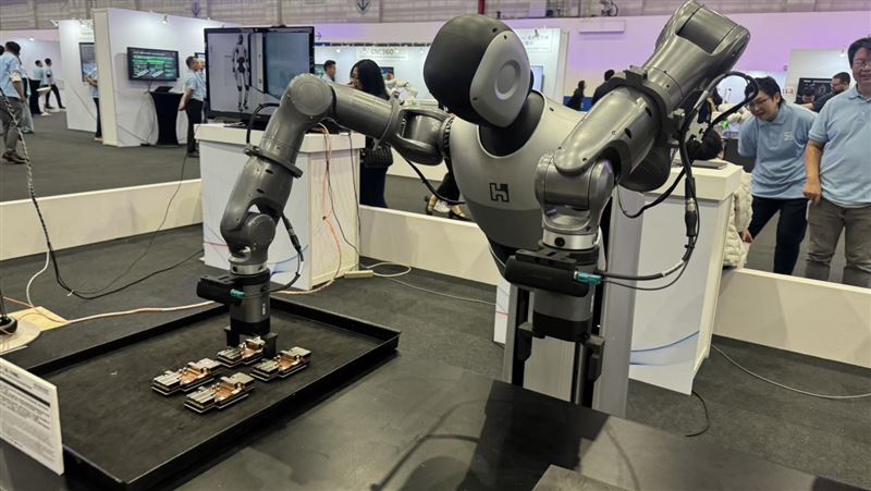 鴻海科技日機器人亮相　技術員這次要哭了