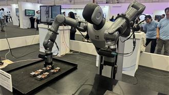 鴻海科技日機器人亮相　技術員這次要哭了