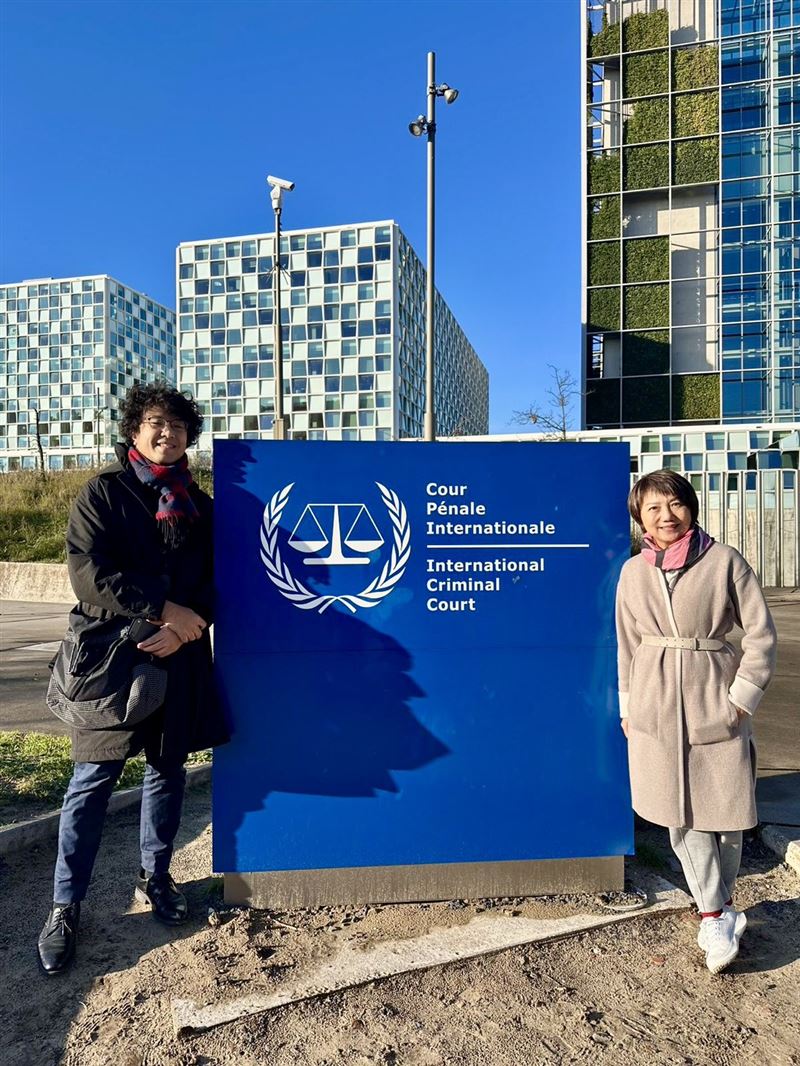 范雲、沈伯洋代表民進黨赴荷蘭海牙參與國際自由聯盟執會（圖／民進黨提供）