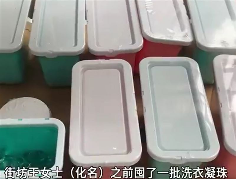 洗衣膠囊內的洗滌液濃度遠高於一般洗衣精，含有強滲透性的表面活性劑與鹼性成分，若不慎接觸眼睛，極可能造成角膜上皮受損。(圖/翻攝微博)