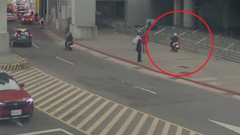 女子疑遭李姓男子掀裙並偷拍，警方獲報趕抵。（圖／翻攝畫面）