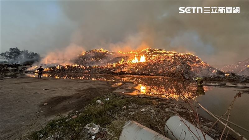 台南市白河區中正路下秀祐橋附近的後壁烏樹林廢棄物暫置場，昨晚（21日）發生嚴重火警，天亮尚未撲滅。（圖／翻攝畫面）