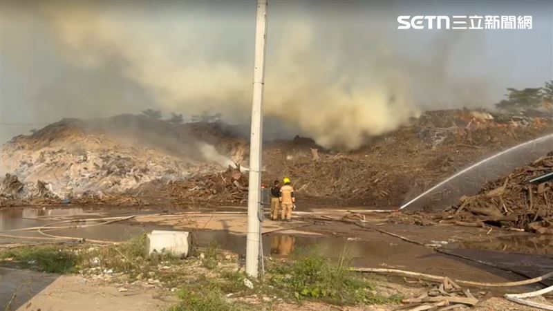 火勢尚未撲滅，仍有火苗、濃煙。（圖／翻攝畫面）