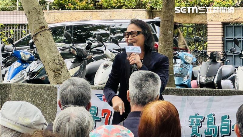 沈文程宣布明年5月1日要當第一個去換照的長者。（圖／記者柯美儀攝影）