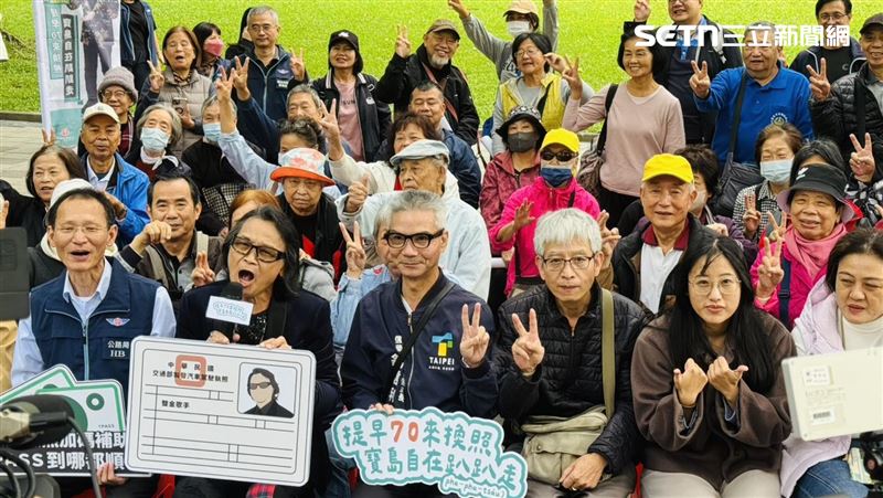 公路局「高齡換照」快閃活動一早在象山公園舉行，吸引眾多長輩到場參與。（圖／記者柯美儀攝影）