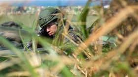 漢光演習  東引指揮部官兵執行隱掩蔽偵查國軍「漢光41號」演習實兵操演18日進入第10天期程，東引地區指揮部演練期間結合想定與輔助狀況發布，貼近戰場實況，整合防區部隊火力，展現堅實戰力成果。圖為官兵執行隱掩蔽偵查。（東引地區指揮部提供）中央社記者潘欣彤傳真  114年7月18日